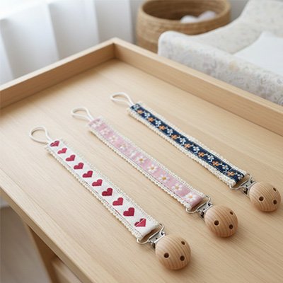 Attache-tetine-garcon